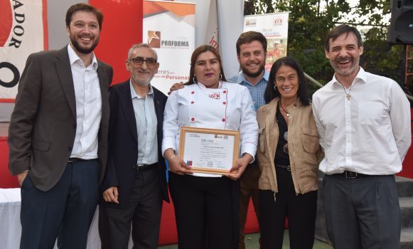 Más de 80 personas se graduaron con éxito de las Becas Santander de Oficios