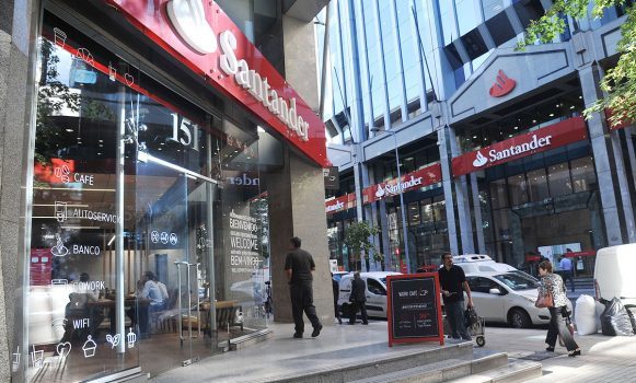 Santander suscribe convenio colectivo anticipado con sus 23 sindicatos