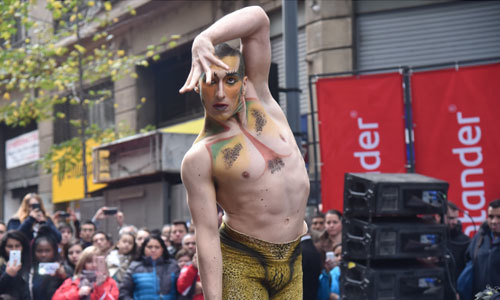 Amaluna de Cirque du Soleil sorprenden en el Paseo Santander Bandera