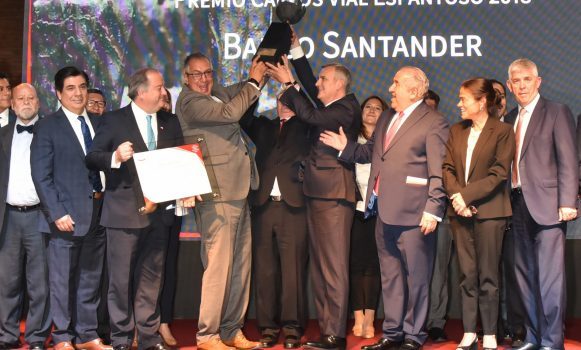 Premio Carlos Vial Espantoso destacó a Santander por sus buenas prácticas laborales