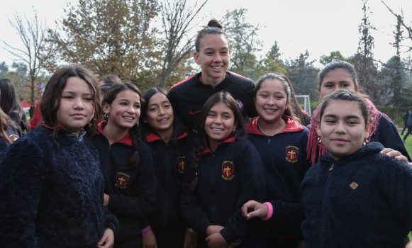 La Roja Femenina recibió a alumnas de Belén Educa en Club Santander