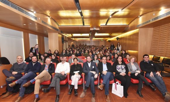 Santander entregará 300 becas de oficio a vecinos de TECHO-Chile