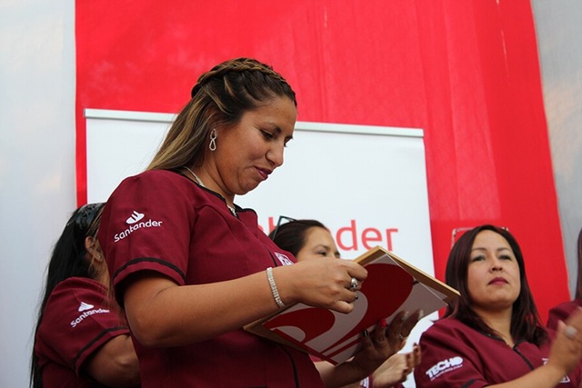 Vecinos de TECHO-Chile se graduaron con éxito de las Becas Santander de Oficios