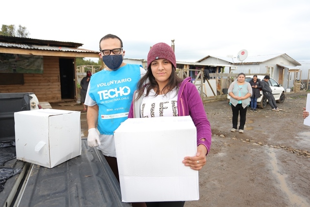 Santander dona más de 8.400 cajas de alimentación a familias de TECHO