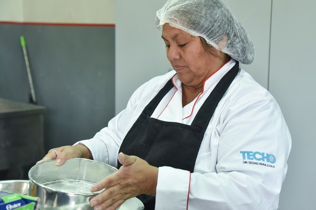 Santander y TECHO lanzan voluntariado para apoyar microemprendimientos