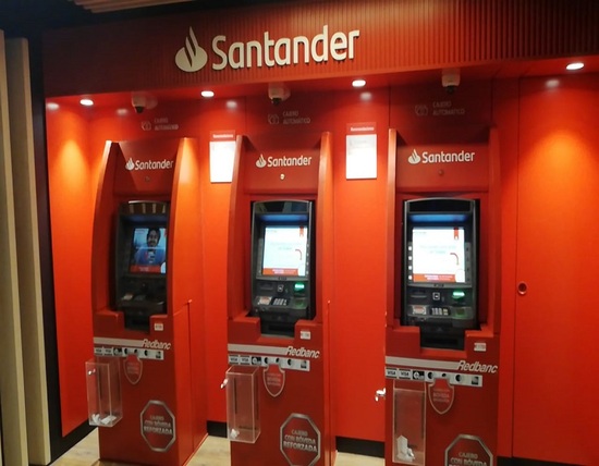 Banco Santander habilita cajeros automáticos en estaciones del Metro de Santiago