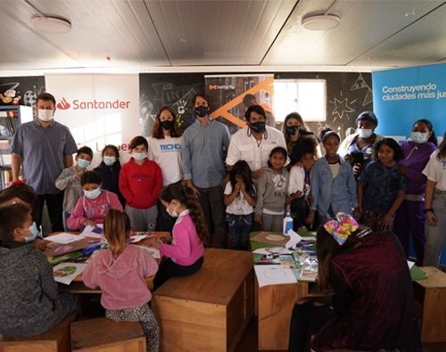 Betterfly y Santander entregan materiales para niños y niñas con los que trabaja TECHO