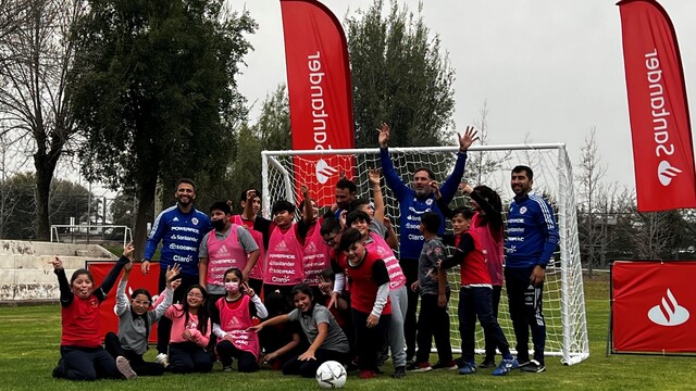 Alumnos de Belén Educa participaron de clínica de fútbol dictada por cuerpo técnico de La Roja