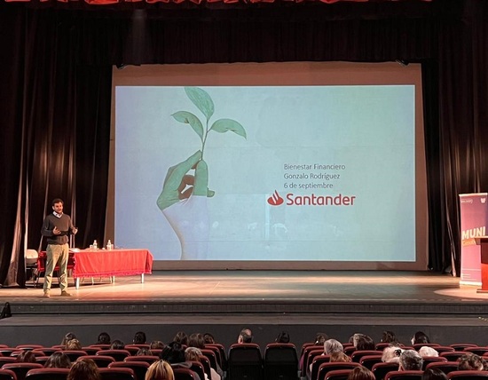 Santander brinda charla de bienestar financiero a vecinos de Casablanca