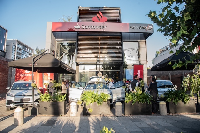 Santander recibe autos eléctricos para facilitar el trabajo de sus ejecutivos en terreno