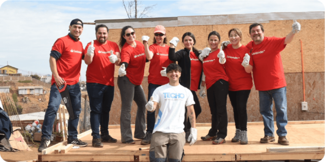Voluntarios de Santander colaboraron junto a TECHO-Chile para levantar 20 viviendas de emergencia en Viña del Mar