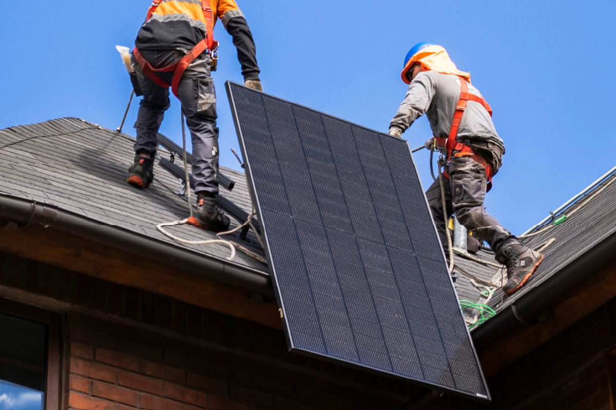 En la foto: instalación de panel solar
