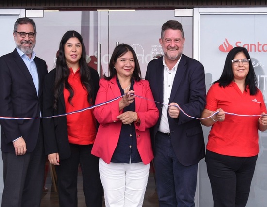 Santander inaugura punto de atención en La Pintana que busca promover la inclusión financiera