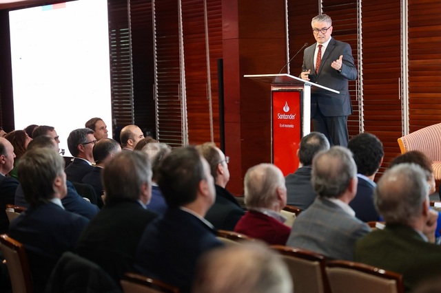 Santander reúne a ministro de Hacienda y representantes de candidatas presidenciales para hablar sobre los desafíos económicos de Chile