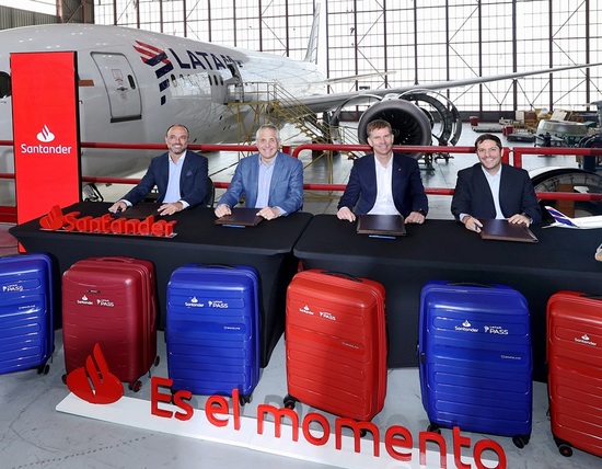 Banco Santander y LATAM Pass renuevan su histórica alianza, reafirmando el liderazgo del programa de lealtad en Chile