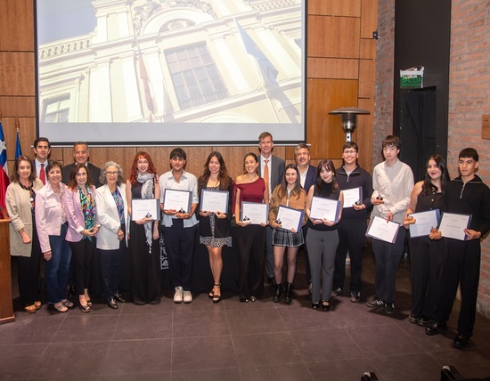 Banco Santander entrega becas de movilidad internacional a estudiantes de la Universidad de Chile