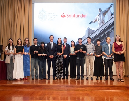 Banco Santander entrega becas de movilidad internacional a estudiantes de la Pontificia Universidad Católica de Chile